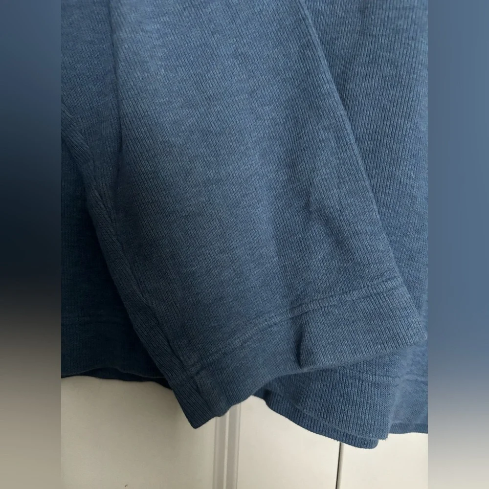 GAP Men's Long Sleeve Blue Tee - Picture 5 of 6